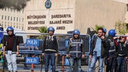 Polzeiabsperrung vor der Stadtverwaltung in Diyarbakir