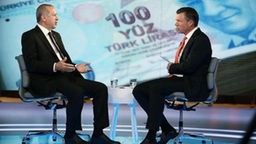 Der türkische Ministerpräsident während eines Interviews mit dem TV-Sender Bloomberg