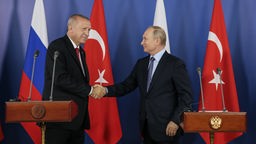 Der türkische Staatspräsident Recep Tayyip Erdogan (l) und der russische Präsident Vladimir Putin (r)