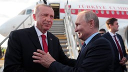 Der türkische Staatspräsident Recep Tayyip Erdogan (l) und der russische Präsident Vladimir Putin (r)