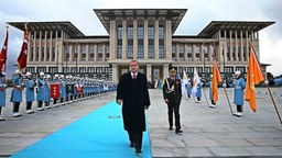Präsident Recep Tayyip Erdogan vor seinem Präsidenten-Palast