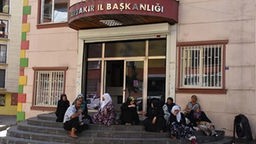 Sitzstreik vor der HDP Parteizentrale in Diyarbakir