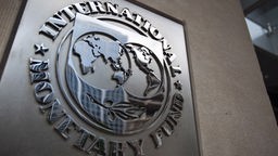 Das Logo des Internationalen Währungsfonds (IWF) an dessen Hauptsitz in Washington