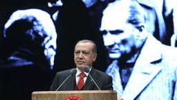 Türkischer Präsident Recep Tayyip Erdogan vor Atatürk
