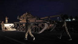 Soldaten des türkischen Militärs laden an der Grenze zu Syrien einen Panzer auf ein Fahrzeug