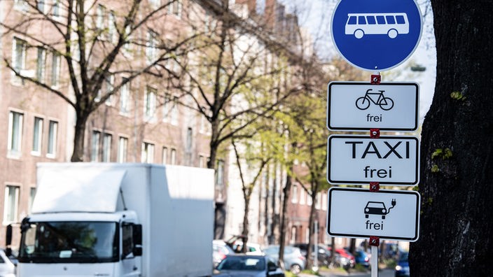 15.04.2019, Düsseldorf: Verkehrsschilder weisen auf eine Umweltspur hin. 