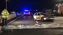 Das Autowrack eines verunglückten Porsches steht nach einem schweren Unfall auf der Autobahn 4 