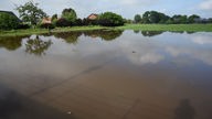 Der Fluss Issel überschwemmt am 02.06.2016 in Hamminkeln eine Wiese