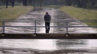 Ein Mann betrachtet am 02.06.2016 in Hamminkeln (Nordrhein-Westfalen) von einer Brücke aus die Issel
