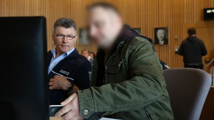 Toni S., Ex-V-Mann des Verfassungsschutzes (r.), sitzt am 27.04.2016 im NRW-Untersuchungsausschuss unter Aufsicht eines Justizbeamten
