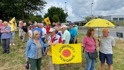 Eine Gruppe von Demonstranten ,it "Atomkarft-Nein Danke" Schildern in der Hand