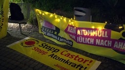 Aufgehängte Banner zum Proest gegen den Atommülltransport