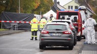 Mitarbeiter der Polizei arbeiten am Fundort der Leiche in Horn-Bad Meinberg