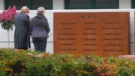 Bundeskanzlerin Merkel steht vor der Gedenktafel an der Schule in Haltern