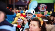 Ein Mann mit marizimen Kostüm auf dem Karnavalsumzug in Münster.