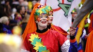 Bunt konstümierte Frau auf dem Karnevalsumzug in Münster.