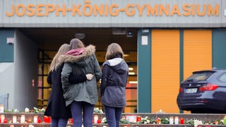 Trauernde Schülerinnen vor dem Joseph-König-Gymnasium in Haltern am See 