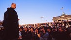 Nach dem Mauerfall 1989: Willy Brandt vor einer feiernden Menschenmasse
