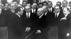 Bundeskanzler Willy Brandt (l, SPD) und der polnische Ministerpräsident Josef Cyrankiewicz (r) nach der Unterzeichnung am 7. Dezember 1970 in Warschau