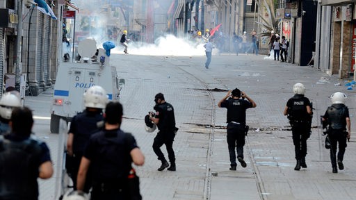 Demonstranten in Istanbul fliehen vor der Polizei (16.6.2013)