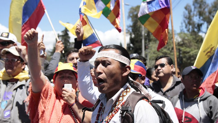 el pueblo ecuatoriano protesta contra su presidente