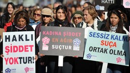 Frauen demonstrieren in der Türkei gegen Gewalt an Frauen