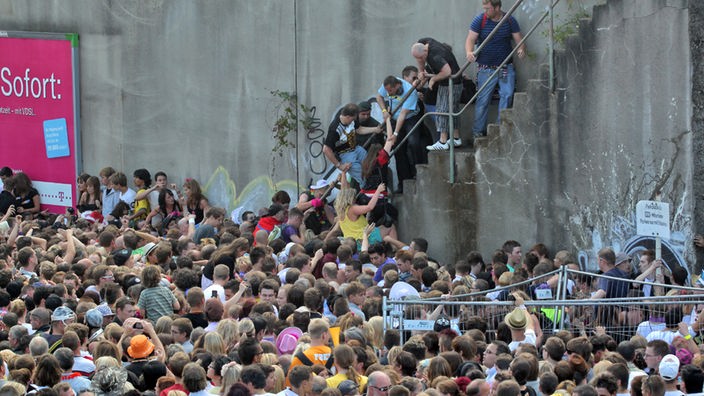 Kurz vor dem Unglück bei der Loveparade am 24.07.2010 stehen Menschen dicht gedrängt an einem Tunnelausgang in Duisburg
