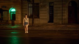Norah Richter (Deleila Piasko) in der Nacht auf einer regennassen Straße
