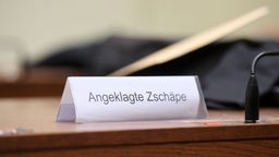 Ein Schild mit der Aufschrift "Angeklagte Zschäpe" steht am 04.10.2017 im Gerichtssaal im Oberlandesgericht in München (Bayern) auf dem Platz der Angeklagten. 