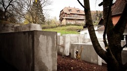 Das Künstlerkollektiv "Zentrum für politische Schönheit" hat auf dem Nachbargrundstück des Thüringer AfD-Chefs Björn Höcke das Berliner Holocaust-Mahnmal nachgebaut.  
