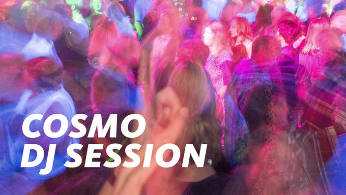 Tanzende Menschen in einem Club - Blurry Foto mit Bewegungsunschärfe und vielen bunten Farben. 