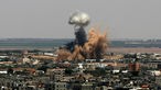 Israel bombardiert Gaza Streifen