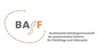 Logo Bundesweiten Arbeitsgemeinschaft der psychosozialen Zentren für Flüchtlinge und Folteropfer: Die Buchstaben BAFF in einem halboffenen Oval einer gestrichelten Linie 