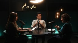"Iran im Herzen"-Host Shanli Anwar im Gespräch mit Linken-Politiker Shoan Vaisi und WDR-Journalistin Isabel Schayani.