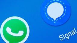 Die App-Logos fuer die Messenger WhatsApp und Signal