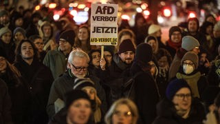 Menschen protestieren gegen die AfD