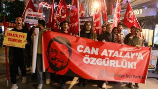 Mitglieder der türkischen Arbeiterpartei protestieren in Izmir gegen die Verhaftung des Abgeordneten Can Atalay
