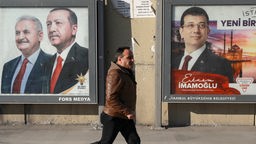Wahlplakate in Istanbul mit den Oberbürgermeister-Kandidaten zur Kommunalwahl