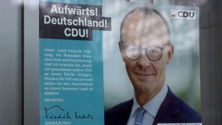 Deutschland, NRW, Politik, Parteien, Lichtreflexionen auf einem Plakat mit Friedrich Merz, Parteivorsitzender der CDU, Aktuell wird in der Partei wieder die deutsche Leitkultur thematisiert 