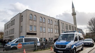 Einsatzfahrzeuge der Polizei stehen bei einer Mahnwache vor der Fatih-Moschee. Nach dem Terrorakt in Hanau und einer Bombendrohung gegen die Bremer Moschee am Mittwoch (19.02.2020) wird eine Mahnwache abgehalten. 