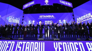Der türkische Präsident Recep Tayyip Erdogan (Mitte) und Murat Kurum wurden als Kandidaten für Istanbul für die bevorstehenden Kommunalwahlen bekannt gegeben
