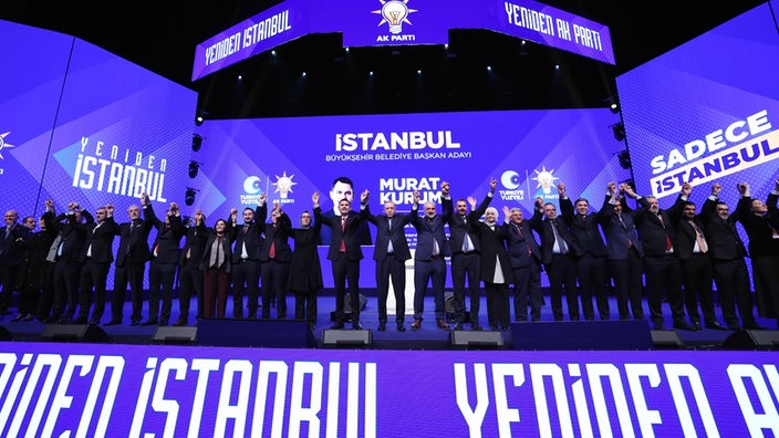 Der türkische Präsident Recep Tayyip Erdogan (Mitte) und Murat Kurum wurden als Kandidaten für Istanbul für die bevorstehenden Kommunalwahlen bekannt gegeben