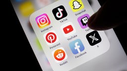 Symbolbild Social Media, Detailansicht eines Smartphones mit Apps für soziale Medien, Facebook, Twitter, Instagram, Tik Tok, Snapchat, Pinterest, YouTube, Twitch, Reddit, Deutschland, Europa