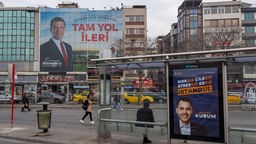 Wahlkampfplakate der Partei für Gerechtigkeit und Entwicklung, AKP, Murat Kurum, Bürgermeisterkandidat der Metropolregion Istanbul, und Ekrem Imamoglu, Bürgermeister der Metropolregion Istanbul, vor den Kommunalwahlen auf den Straßen von Kadiköy,
