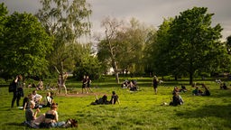 Menschen in einem Berliner Park