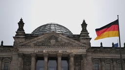 Der Bundestag mit einer deutschen Flagge