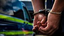 Polizei: Handschellen werden angelegt 