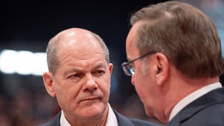 Il cancelliere Olaf Scholz (a sinistra) con il ministro della difesa Boris Pistorius, ambedue SPD