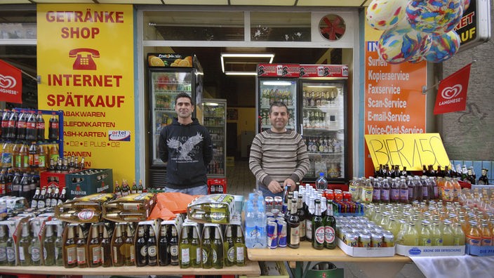 Zwei Männer vor ihrem Spätkauf-Laden