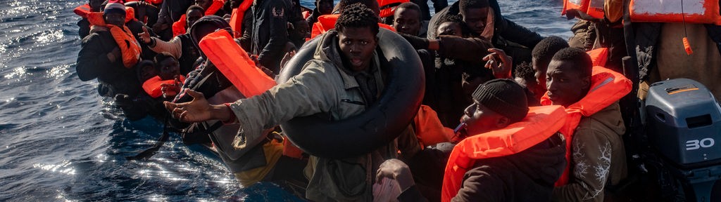 Flüchtlinge im Mittelmeer im Schiff